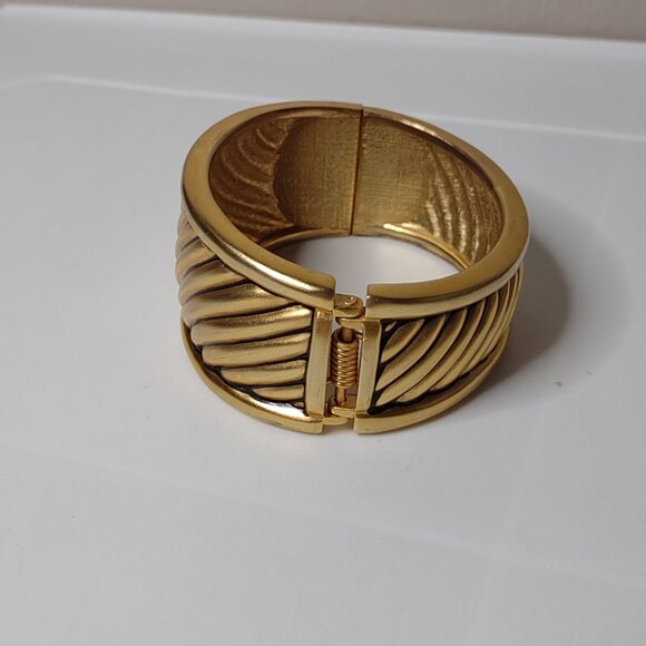 6.75 Inch Heavy Gold Tone Hinged Bracelet - Picture 9 of 12